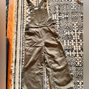 Cute Bridge & Burn olive green cropped twill overalls size 29 6-8 GUC